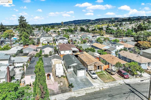 2125 102Nd Ave, Oakland CA: https://media.crmls.org/mediaz/b4e5e5fc-7c53-4a20-ab52-89ca73757df9.jpg