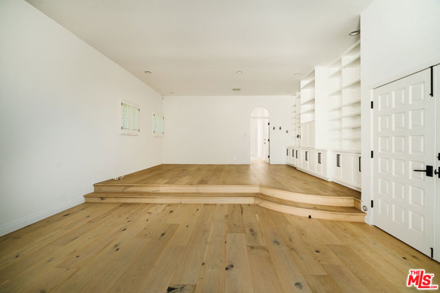 609 21st Place, Santa Monica CA: https://media.crmls.org/mediaz/b4e635ae-9726-4ef0-a5bc-31ccab201176.jpg