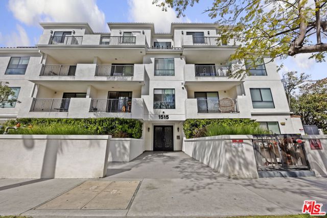 1515 S Holt Avenue, Los Angeles CA: https://media.crmls.org/mediaz/b4e657e8-e71b-4162-8c91-f6a2cd1e9880.jpg