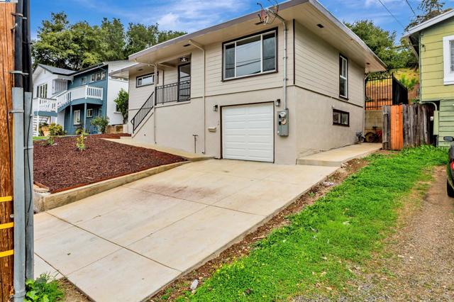 Image 2 of 35 For 158 Baxter St.