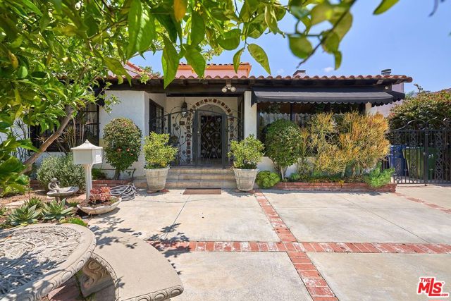 424 N Arden Boulevard, Los Angeles CA: https://media.crmls.org/mediaz/b4e6f81e-2a9d-4b70-84d6-e7aadbe98718.jpg