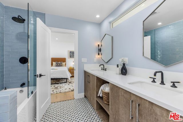 5200 Del Moreno Drive, Woodland Hills CA: https://media.crmls.org/mediaz/b4e83946-185a-4090-a9ac-37694a90d4ff.jpg