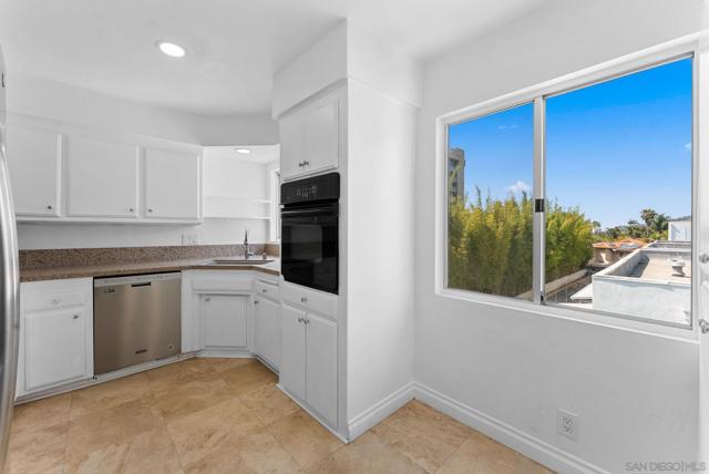 2352 Torrey Pines Rd Unit 9, La Jolla CA: https://media.crmls.org/mediaz/b4e8a596-e36b-4ba1-96ac-2ad639f35dfd.jpg