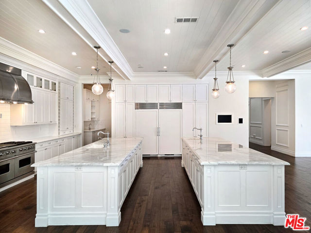 3815 Valley Meadow Road, Encino CA: https://media.crmls.org/mediaz/b4e9587c-4c9d-4394-a255-275ca8b6abb7.jpg