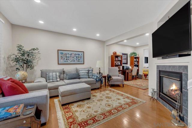 938 Camino De La Reina, San Diego CA: https://media.crmls.org/mediaz/b4e991be-6521-446c-b2e5-caf71a734639.jpg