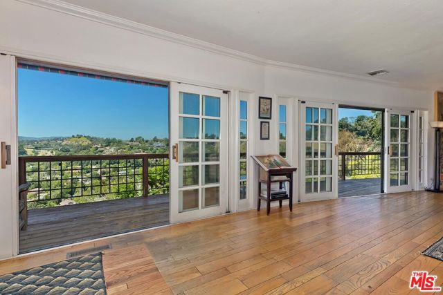 13490 Firth Drive, Beverly Hills CA: https://media.crmls.org/mediaz/b4e9a416-de7a-4bd2-9b82-3b869bafb8b8.jpg