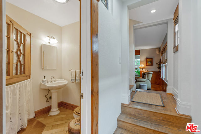 41 Vicente Terrace, Santa Monica CA: https://media.crmls.org/mediaz/b4ea3904-1612-479d-b48f-b092cef958ee.jpg