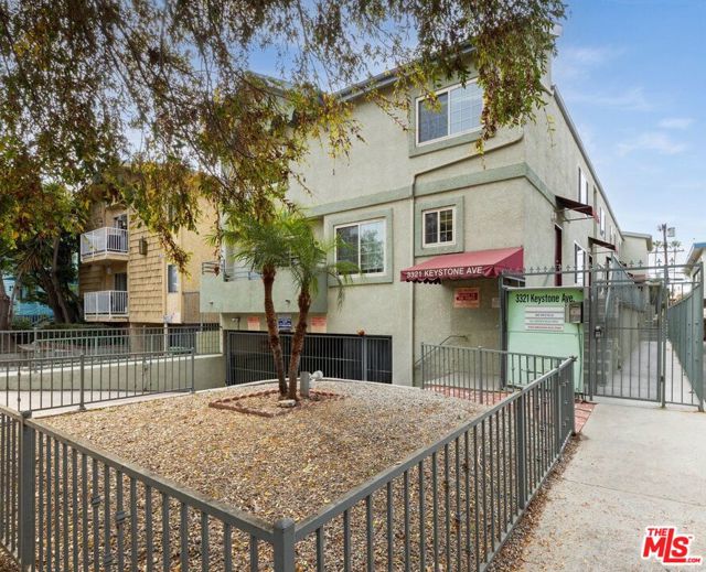 3321 Keystone Avenue, Los Angeles CA: https://media.crmls.org/mediaz/b4ea5076-62f1-4d75-a883-d718707df1bc.jpg