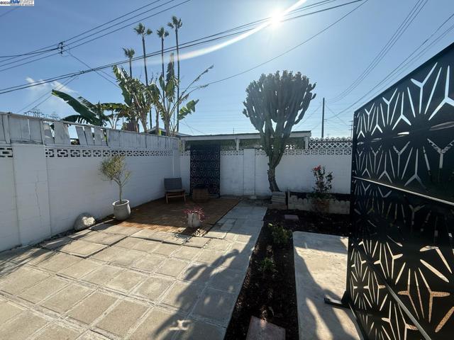 16871 Ross Lane, Huntington Beach CA: https://media.crmls.org/mediaz/b4eac0af-b963-4274-9556-8cf0ed15a4e4.jpg