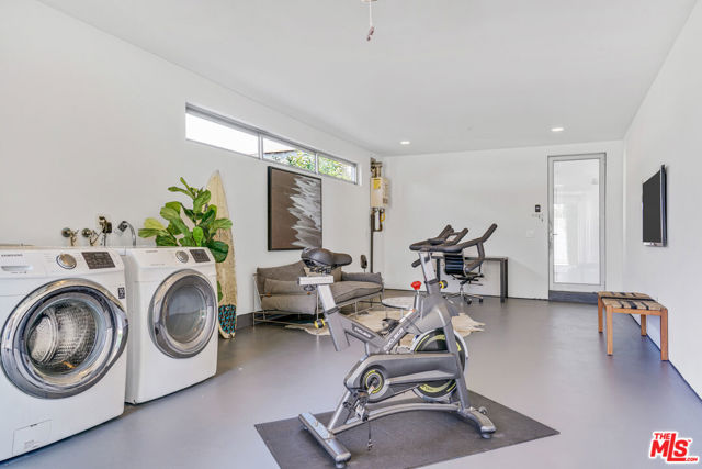 809 Brooks Avenue, Venice CA: https://media.crmls.org/mediaz/b4eb1113-317c-4ce5-9547-f056c945e665.jpg