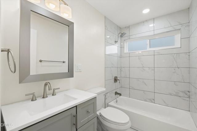 624 Silver Lake Boulevard, Los Angeles CA: https://media.crmls.org/mediaz/b4eb340a-8c73-4489-9605-0299b9b313d2.jpg