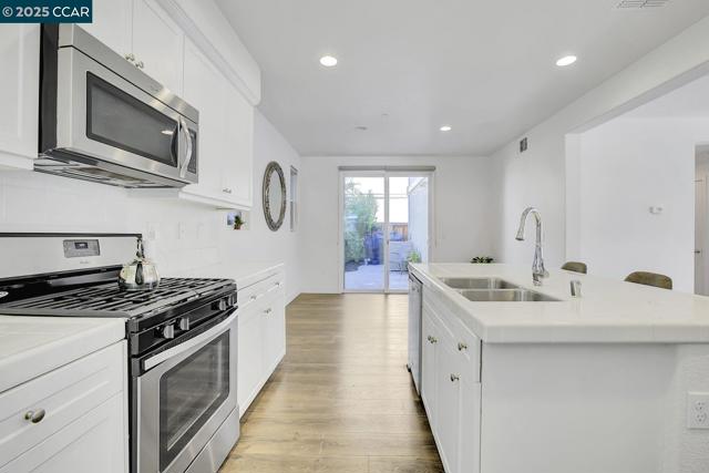 330 Pacifica Dr, Brentwood CA: https://media.crmls.org/mediaz/b4ec2f7f-5a5f-43e2-a17c-13264802d810.jpg