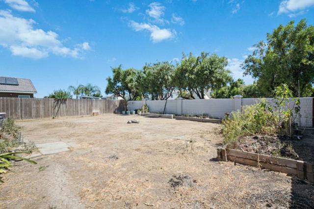 1666 Oak Street, Los Banos CA: https://media.crmls.org/mediaz/b4ecb360-e329-4af8-8201-f68cdf754b0e.jpg