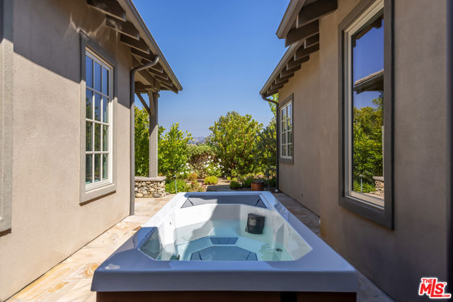 2052 Shadow Creek Drive, Agoura Hills CA: https://media.crmls.org/mediaz/b4ee8bf7-3d7d-4f40-989d-d1fc36eaaecc.jpg