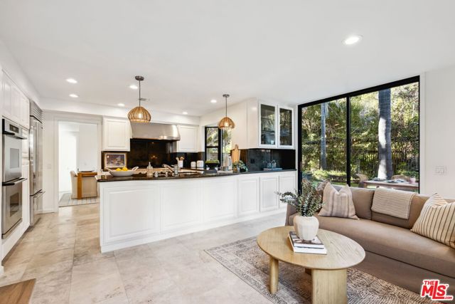 8105 Buena Fortuna Street, Carpinteria CA: https://media.crmls.org/mediaz/b4ef0c14-09b6-41c0-b70f-61b0cf886392.jpg