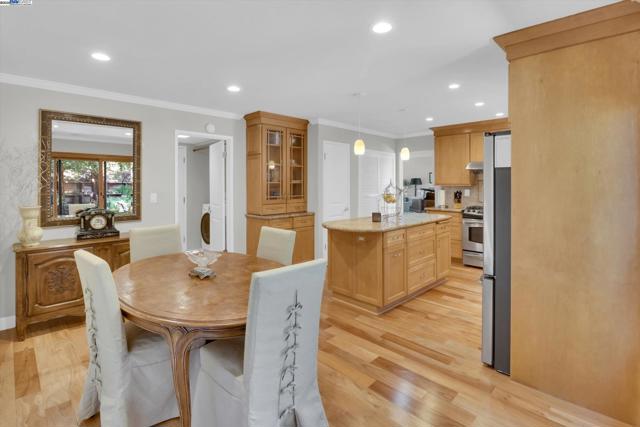 2277 Stillcreek Ct, Martinez CA: https://media.crmls.org/mediaz/b4ef3596-15e3-4230-a545-9a528235b887.jpg