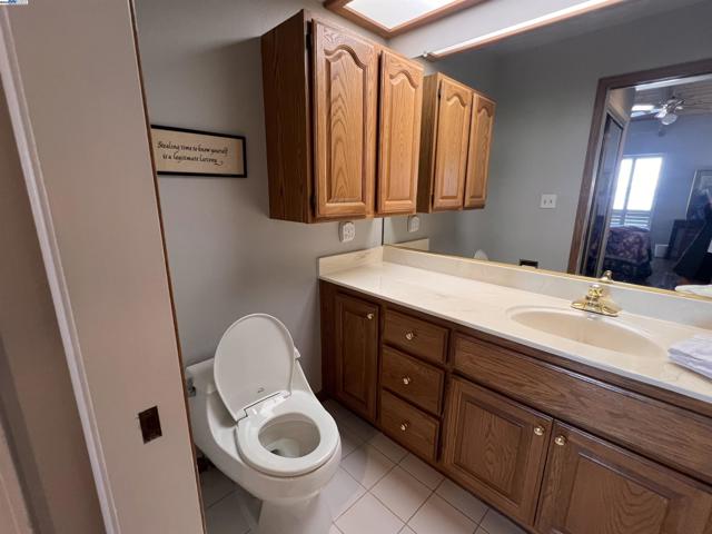 37 Binnacle Hl, Oakland CA: https://media.crmls.org/mediaz/b4ef7937-d3d5-4010-964e-41a1dd205b0e.jpg