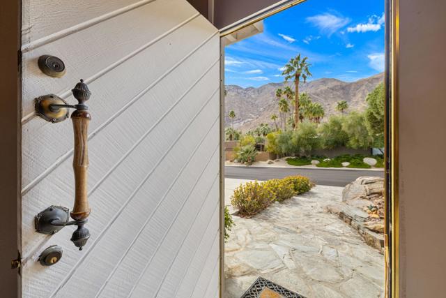 968 N Fairview Circle, Palm Springs CA: https://media.crmls.org/mediaz/b4f0d093-bd77-4248-850b-d643847fb97e.jpg