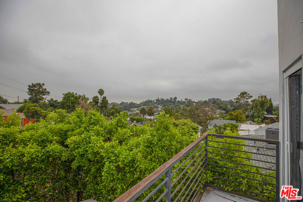 https://media.crmls.org/mediaz/b4f1947c-7db3-4fa7-af71-e8f103206d9f.jpg?preset=X-Large