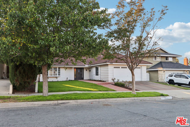 23681 Cavanaugh Road, Lake Forest CA: https://media.crmls.org/mediaz/b4f32aaf-be83-471b-bddf-94ab0480e3ee.jpg