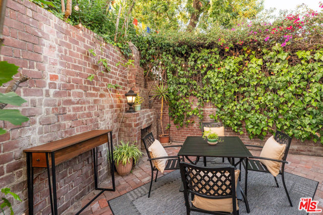 6655 Emmet Terrace, Los Angeles CA: https://media.crmls.org/mediaz/b4f3f690-3077-4676-b3df-c91b8cda0eb4.jpg