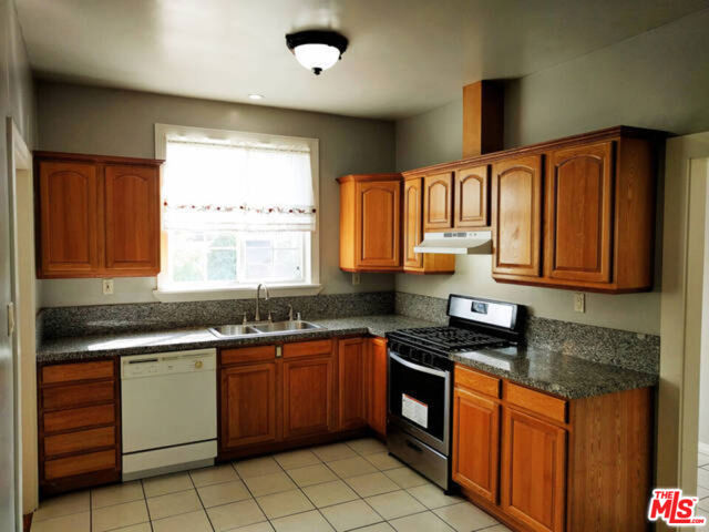 4418 Victoria Park Place, Los Angeles CA: https://media.crmls.org/mediaz/b4f3fcf8-a00a-41e2-a436-324d058f70f1.jpg