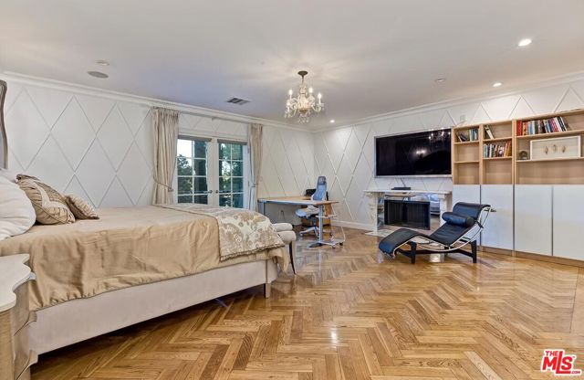 725 N Faring Road, Los Angeles CA: https://media.crmls.org/mediaz/b4f54c37-d49c-4e59-b860-a8deae10d443.jpg