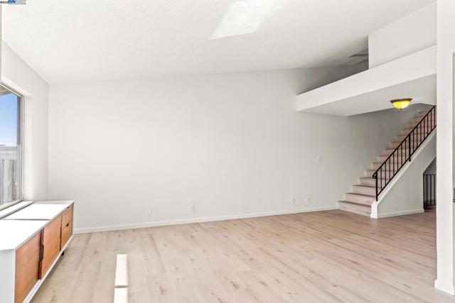 446 Bayview Cir, San Francisco CA: https://media.crmls.org/mediaz/b4f6de02-ec95-4599-83d4-a9a8a8724ee3.jpg