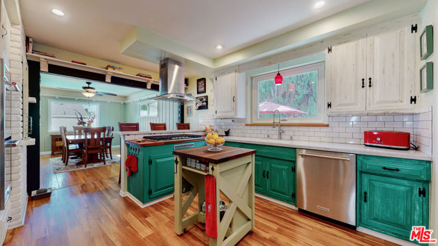 23649 AETNA Street photo 8