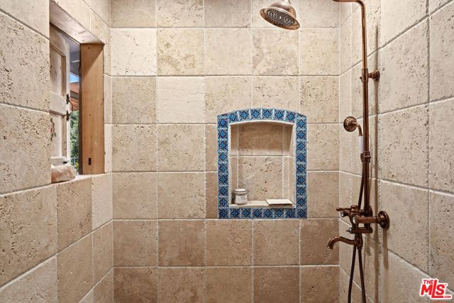16582 Calneva Drive, Encino CA: https://media.crmls.org/mediaz/b4f7b08a-44e3-4793-a911-16df2859776f.jpg