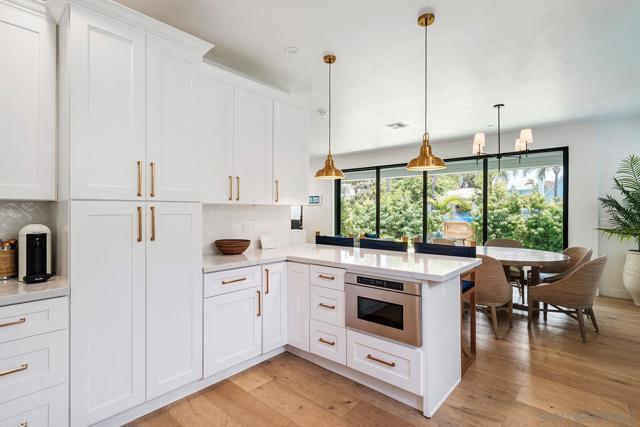 924 D Avenue, Coronado CA: https://media.crmls.org/mediaz/b4f885cb-02dc-48a9-8043-f2fe5c0a8edb.jpg