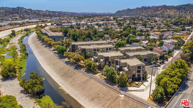2974 Ripple Place, Los Angeles CA: https://media.crmls.org/mediaz/b4f89e4b-4e5c-4dc7-a1bb-671774e79a9c.jpg