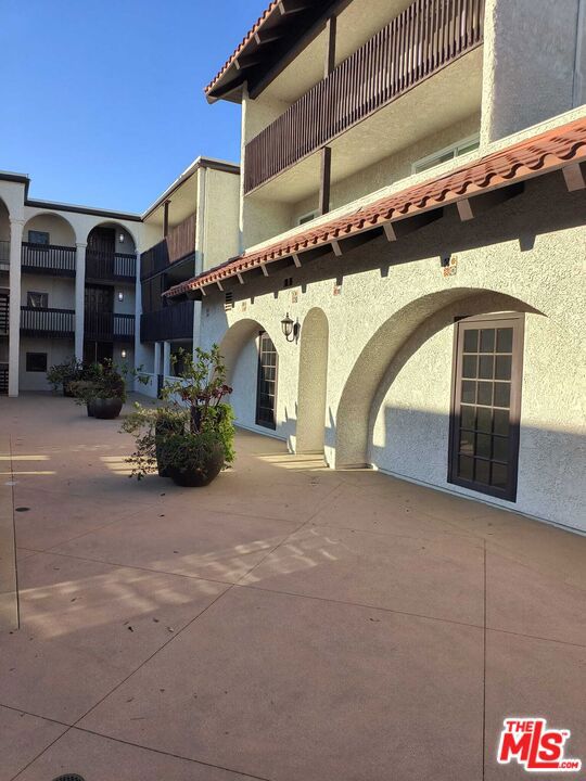 5334 N Lindley Avenue, Encino CA: https://media.crmls.org/mediaz/b4f987a3-2c44-453a-86dd-35bce8872045.jpg