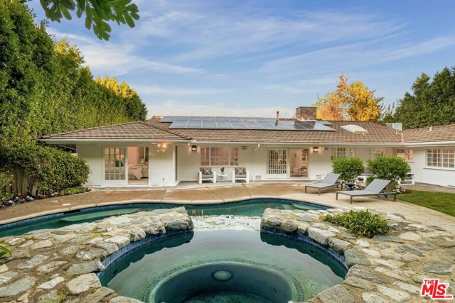 15550 Valley Vista Boulevard, Encino CA: https://media.crmls.org/mediaz/b4f9b147-0c57-45c1-8920-bb8c9c83c9ba.jpg