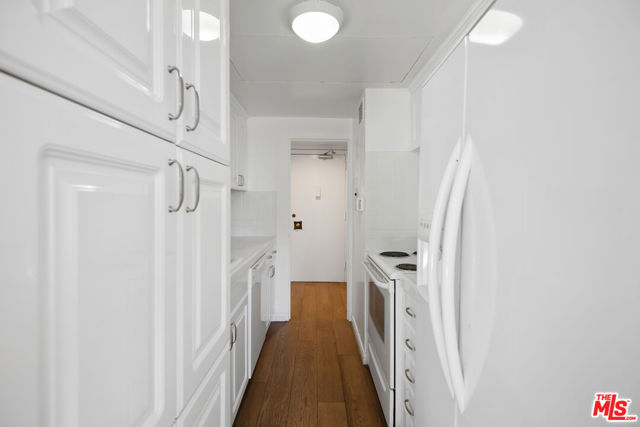 10450 Wilshire Boulevard, Los Angeles CA: https://media.crmls.org/mediaz/b4f9cc01-a6a1-42ca-99ba-5f35ed9edc16.jpg