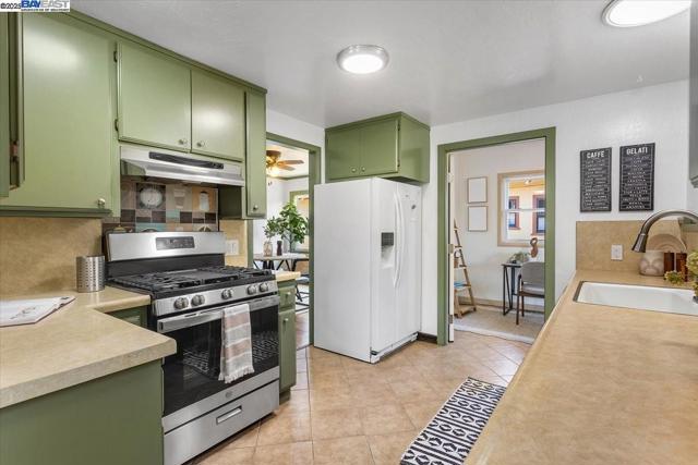 357 Melven Ct, San Leandro CA: https://media.crmls.org/mediaz/b4fa3995-622d-4ec1-adf8-5990c97e373a.jpg