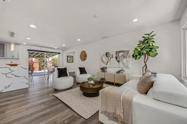 141 Peony Ct, Fremont CA: https://media.crmls.org/mediaz/b4fac8cc-362f-4ef5-843a-bf98872b5fd8.jpg