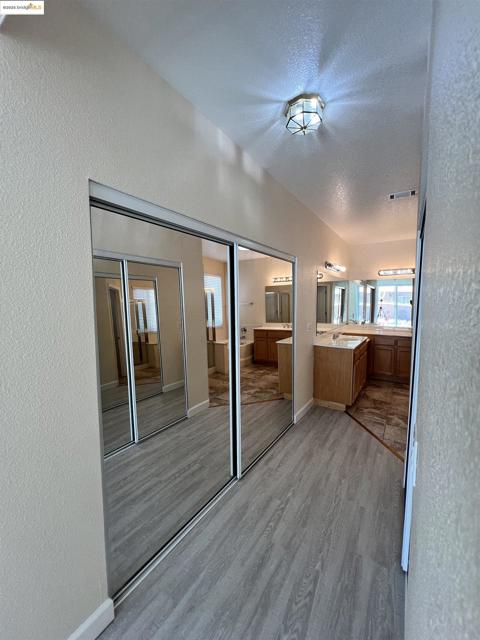 1371 Brooktrail Dr, Pittsburg CA: https://media.crmls.org/mediaz/b4fb137d-74a8-4ec3-a4fb-6c51c11304ea.jpg