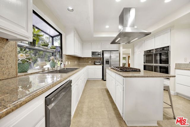 2200 Shenandoah Lane, Glendora CA: https://media.crmls.org/mediaz/b4fbf7c5-dab2-4cfa-99a3-c54834c8e090.jpg