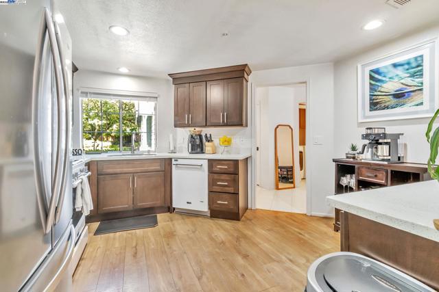 385 Kensington Cmn, Livermore CA: https://media.crmls.org/mediaz/b4fd227b-03eb-4ac1-b2e2-c5dcc88528b6.jpg