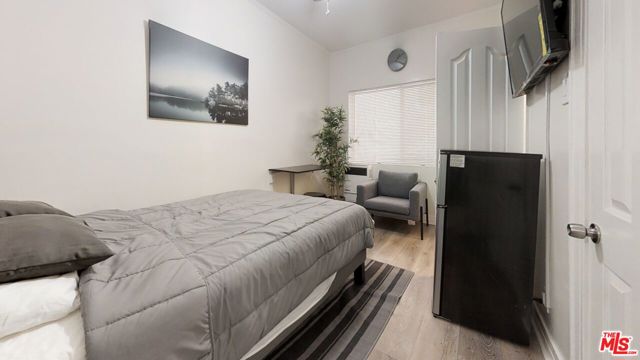 647 18th Street, Los Angeles CA: https://media.crmls.org/mediaz/b4fdfeb3-7fff-4d52-b3d3-581583cf81a1.jpg