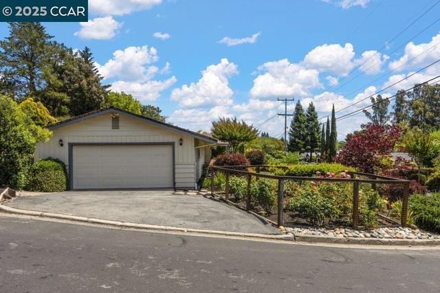1 Aspinwall Ct, Orinda CA: https://media.crmls.org/mediaz/b4fe27aa-33d2-4469-a2fd-a05084be8305.jpg