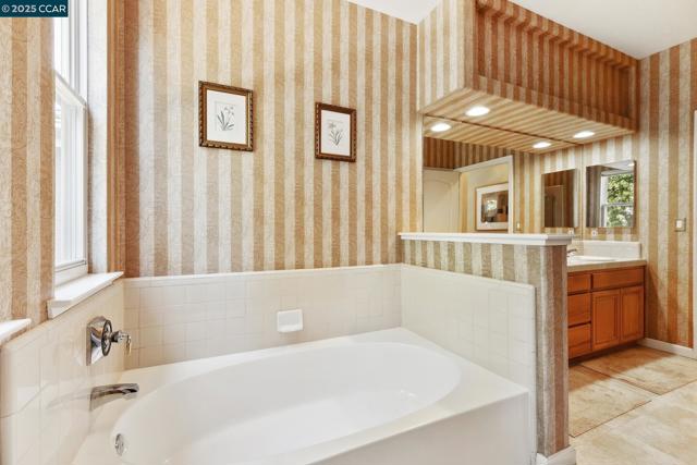 21 Mercury Ct, Pleasant Hill CA: https://media.crmls.org/mediaz/b4ffd86e-9af0-4840-a199-28a543d75619.jpg