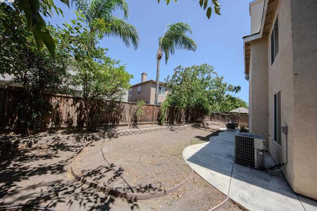 555 Centre Court Dr, Tracy CA: https://media.crmls.org/mediaz/b4ffdc7c-c1d8-4c83-92dd-c1e1c8e4a7fe.jpg