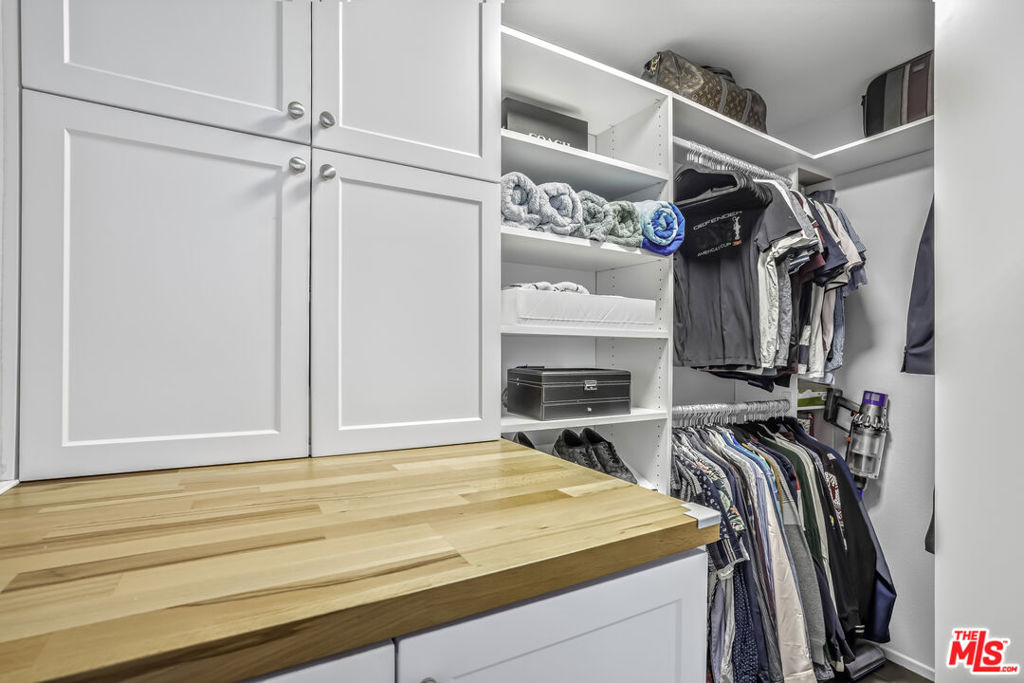 https://media.crmls.org/mediaz/b5002a30-5b66-4be0-99e2-daaac5723a8b.jpg?preset=X-Large