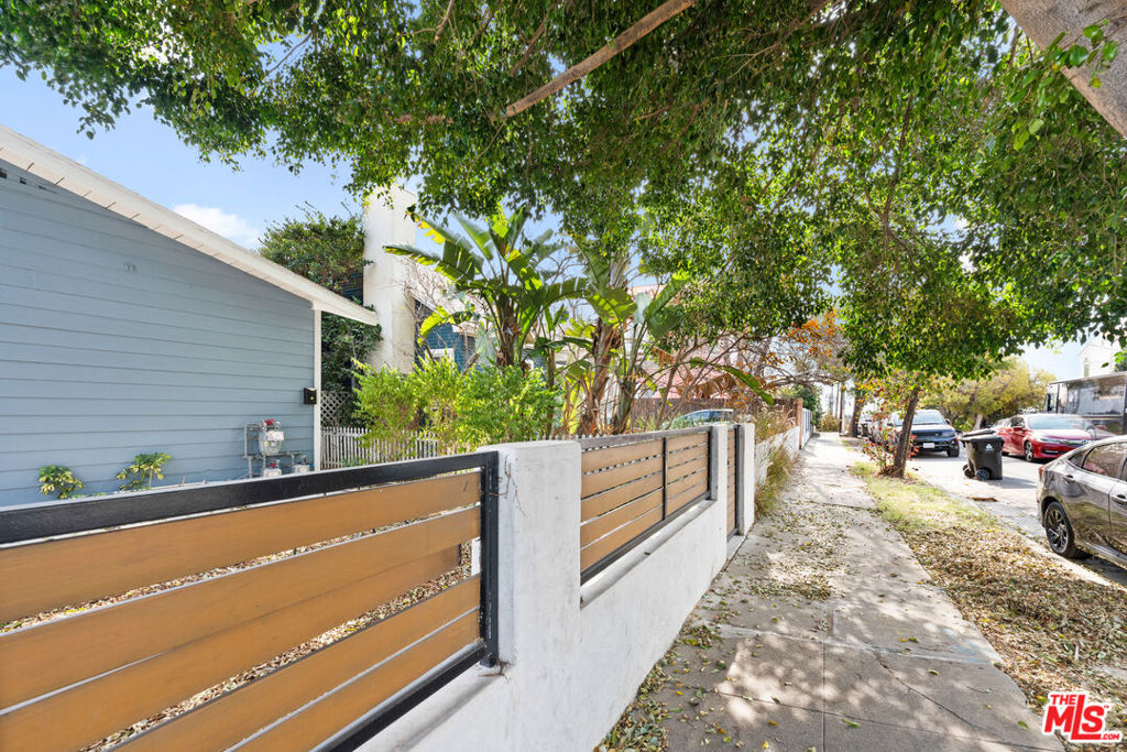 1/2 N Benton Way