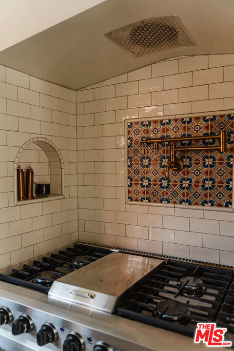 3975 Sutro Avenue, Los Angeles CA: https://media.crmls.org/mediaz/b5008d11-a7ff-4118-8411-356e9c186241.jpg