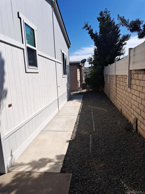 1401 W El Norte Pkwy, San Marcos CA: https://media.crmls.org/mediaz/b50177d9-ca38-4306-aad6-cb3afbe12b44.jpg