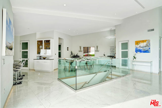 28405 Via Acero Street, Malibu CA: https://media.crmls.org/mediaz/b501932b-cb01-4745-9f46-38610711cd38.jpg