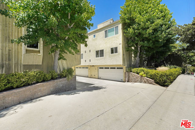 631 Strand Street, Santa Monica CA: https://media.crmls.org/mediaz/b50204cf-6f60-451a-8aa1-e2a168b1fc79.jpg